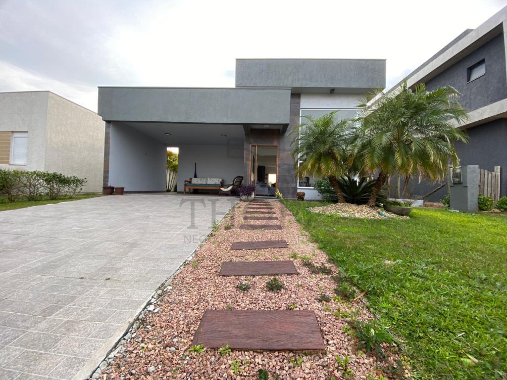 CASA EM CONDOMÍNIO 3 DORMITÓRIOS