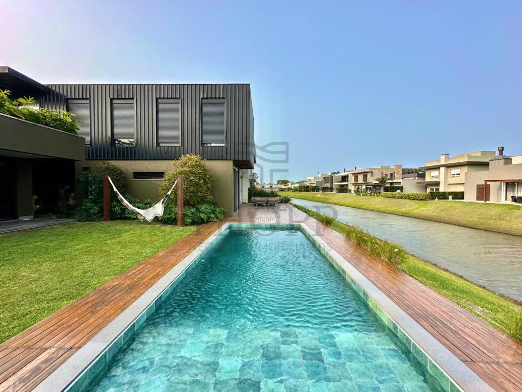 CASA EM CONDOMÍNIO 4 DORMITÓRIOS