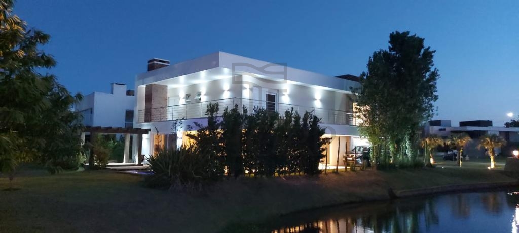 CASA EM CONDOMÍNIO 5 DORMITÓRIOS