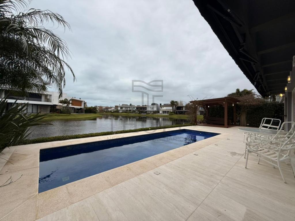 CASA EM CONDOMINIO 7 DORMITÓRIOS