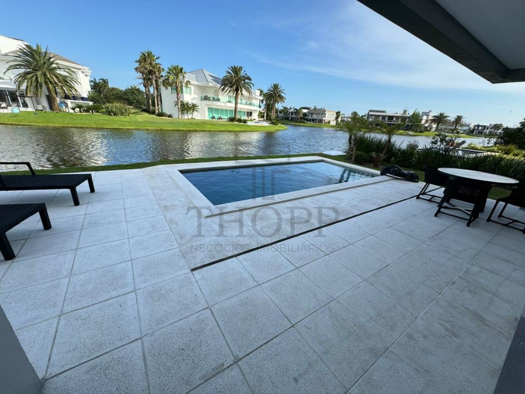 CASA EM CONDOMÍNIO 5 DORMITÓRIOS