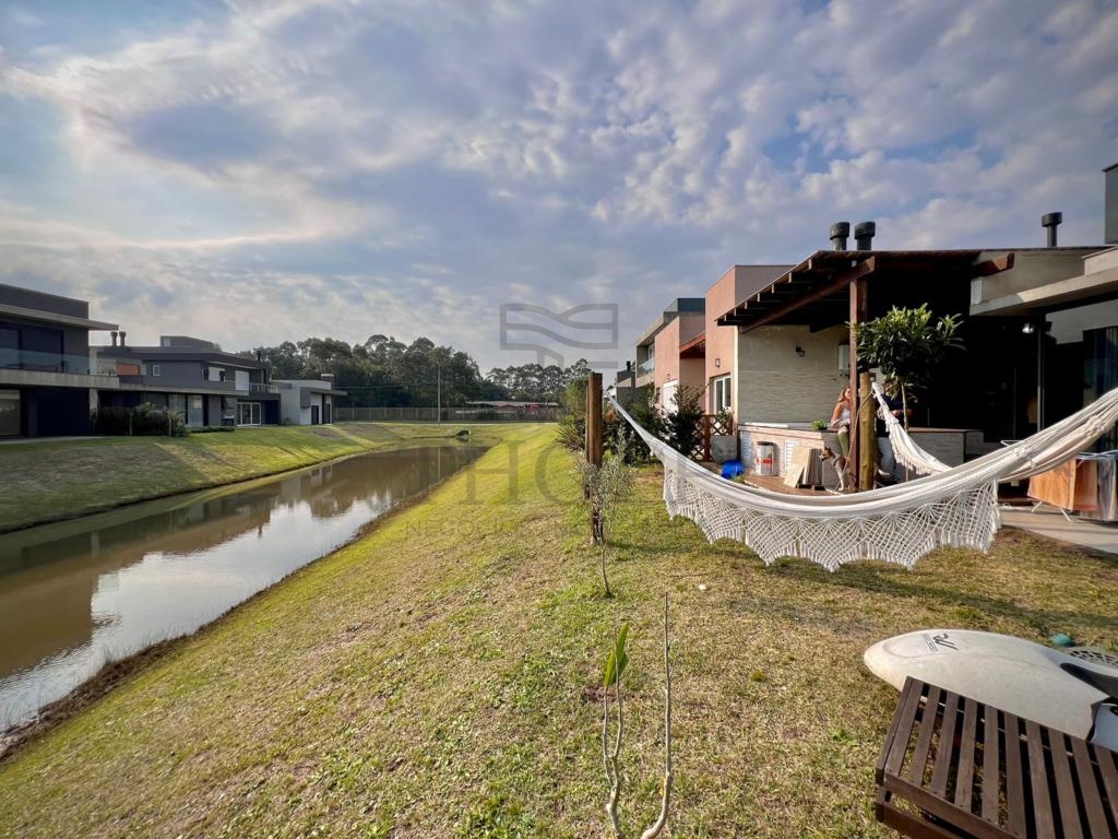 CASA EM CONDOMÍNIO 4 DORMITÓRIOS