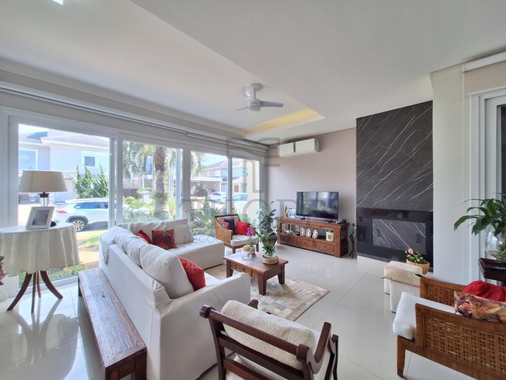 CASA EM CONDOMÍNIO 4 DORMITÓRIOS